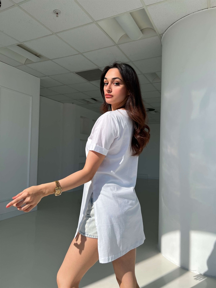 Beyaz V Yaka Yırtmaçlı Tshirt