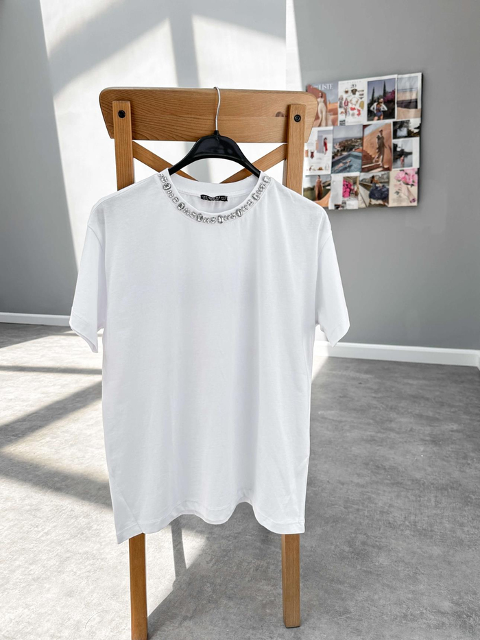 Beyaz Yaka Taş İşlemeli Tshirt