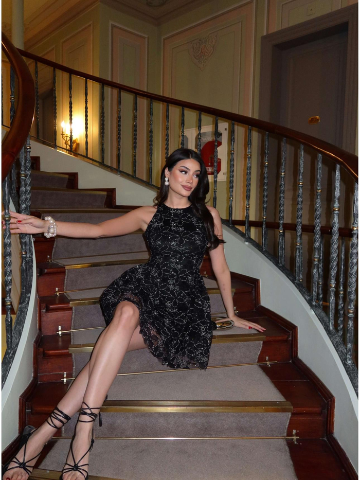 Çiçek İşlemeli Pullu Mini Elbise