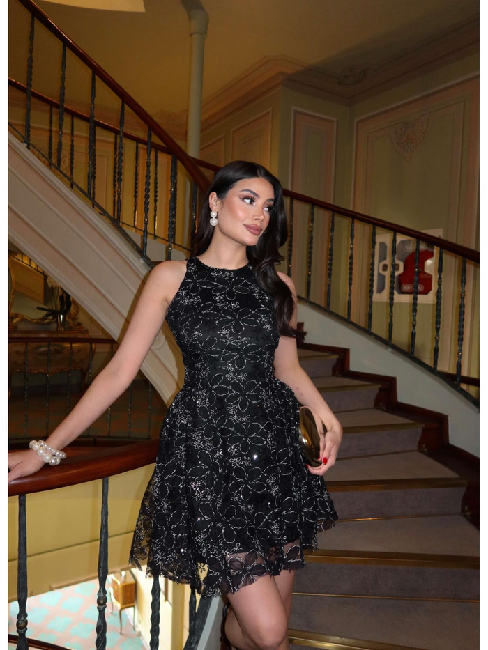 Çiçek İşlemeli Pullu Mini Elbise