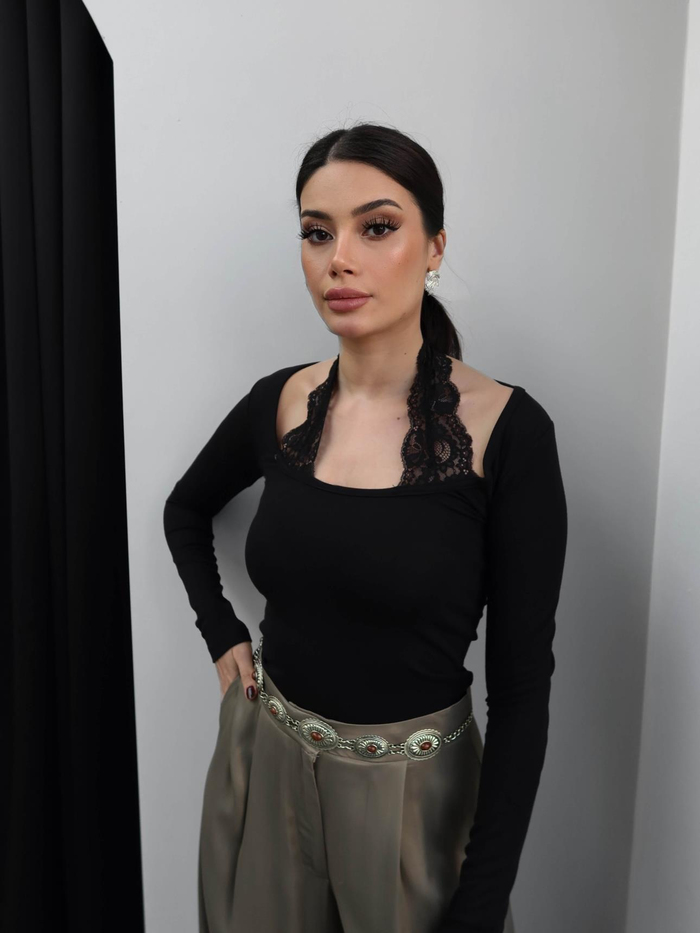 Dantel Boyundan Geçmeli Bluz