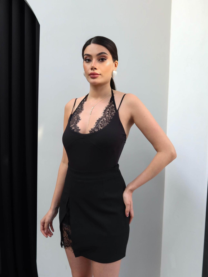 Dantel Yırtmaçlı Mini Şortlu Etek