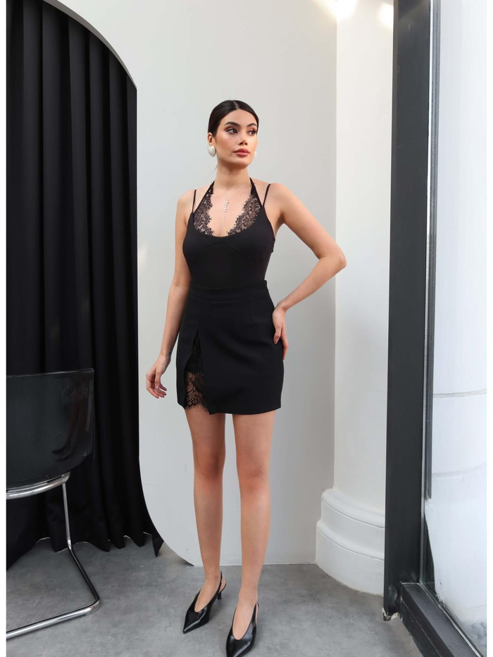 Dantel Yırtmaçlı Mini Şortlu Etek