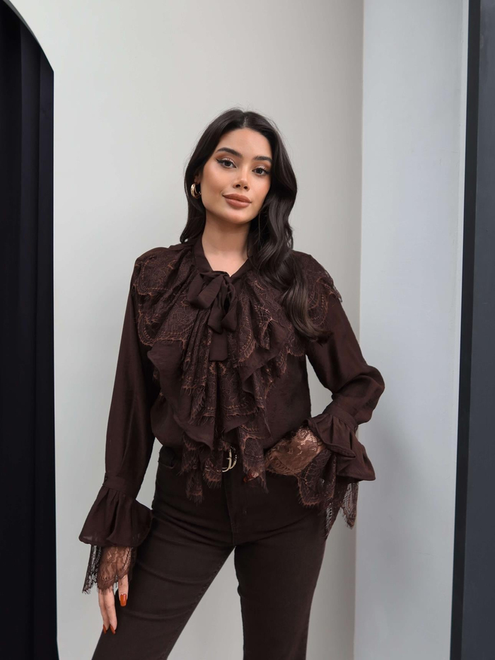 Dantelli Yaka Bağlamalı Gömlek