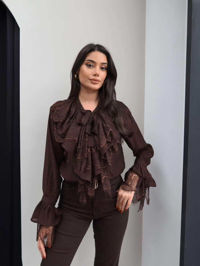 Dantelli Yaka Bağlamalı Gömlek