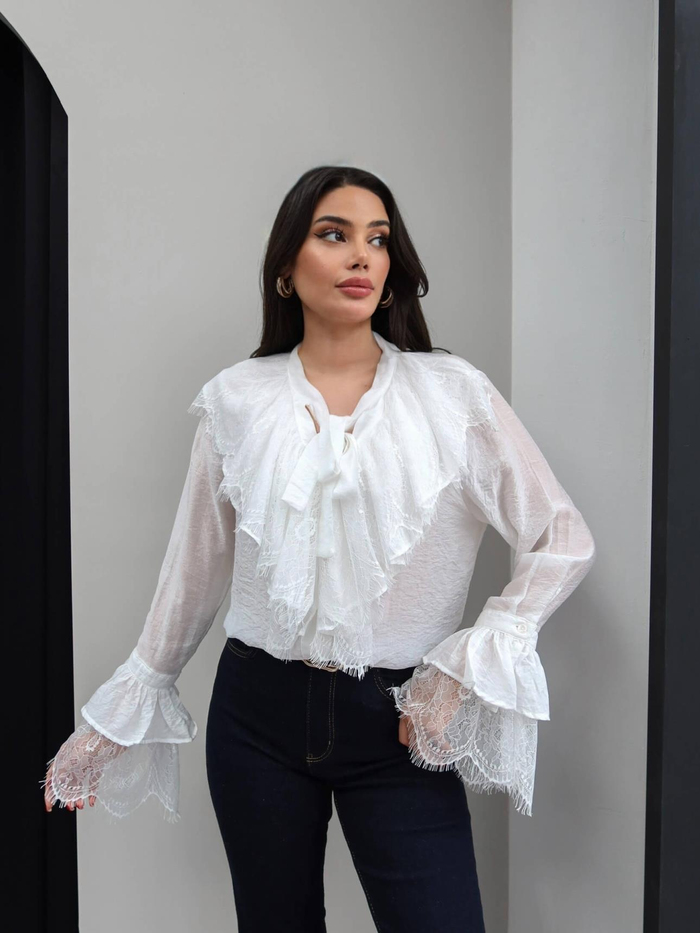 Dantelli Yaka Bağlamalı Gömlek