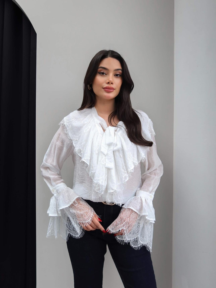 Dantelli Yaka Bağlamalı Gömlek