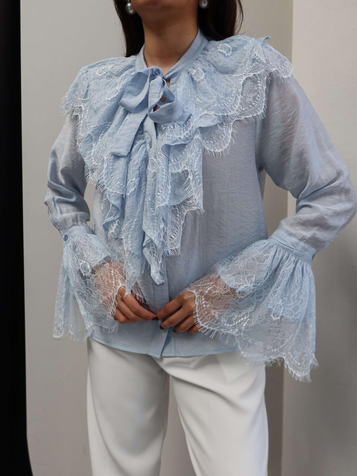 Dantelli Yaka Bağlamalı Gömlek