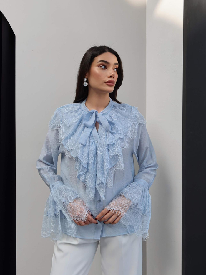 Dantelli Yaka Bağlamalı Gömlek