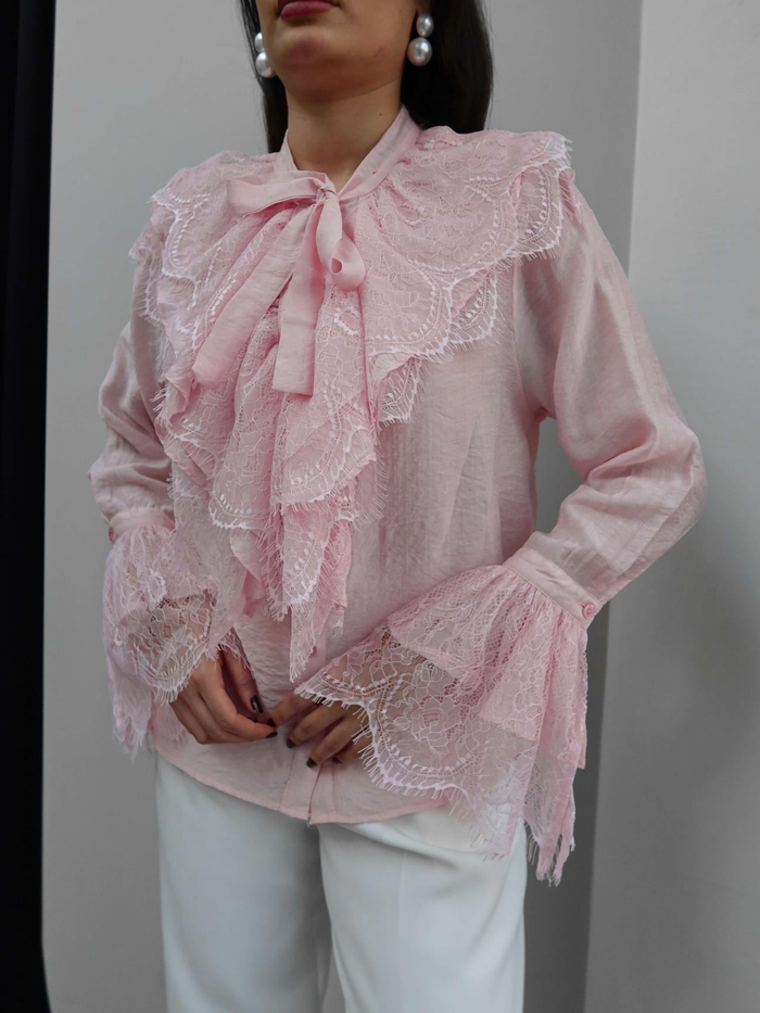 Dantelli Yaka Bağlamalı Gömlek