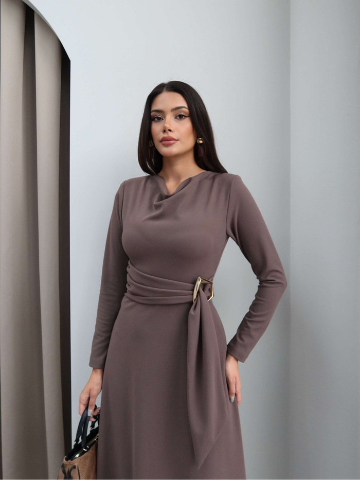 Degaje Yaka Bel Aksesuarlı Midi Elbise