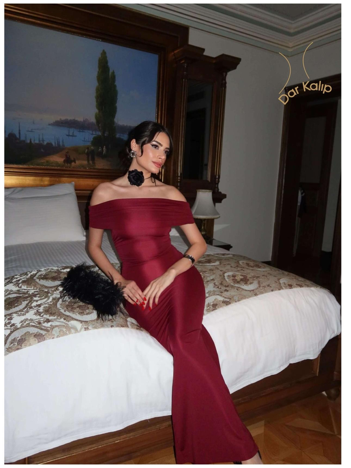 Degaje Yaka Yırtmaçlı Elbise