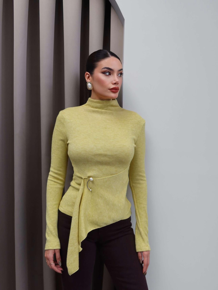 Dik Yaka Aksesuarlı Triko