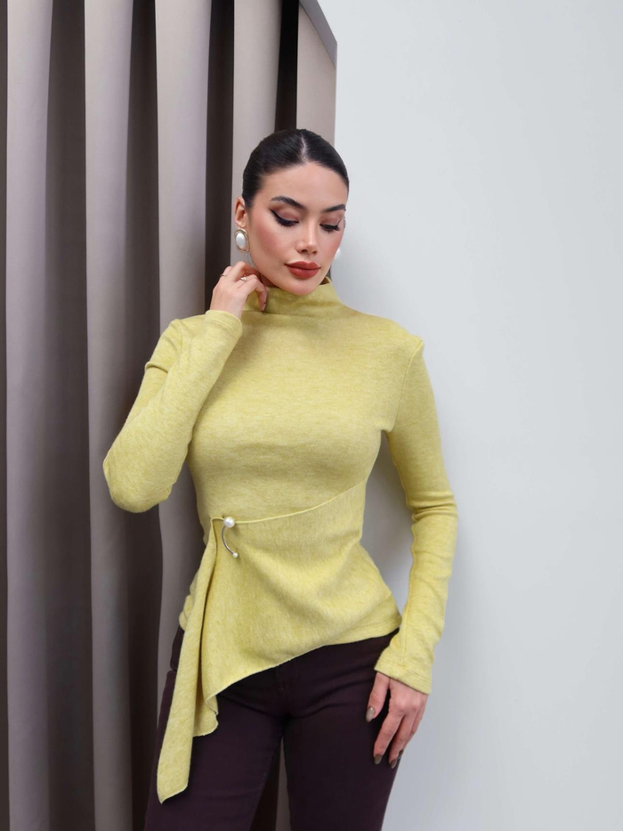 Dik Yaka Aksesuarlı Triko