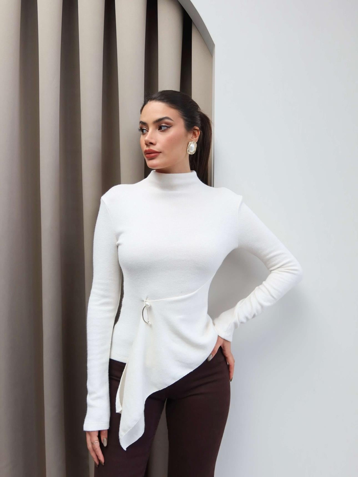 Dik Yaka Aksesuarlı Triko
