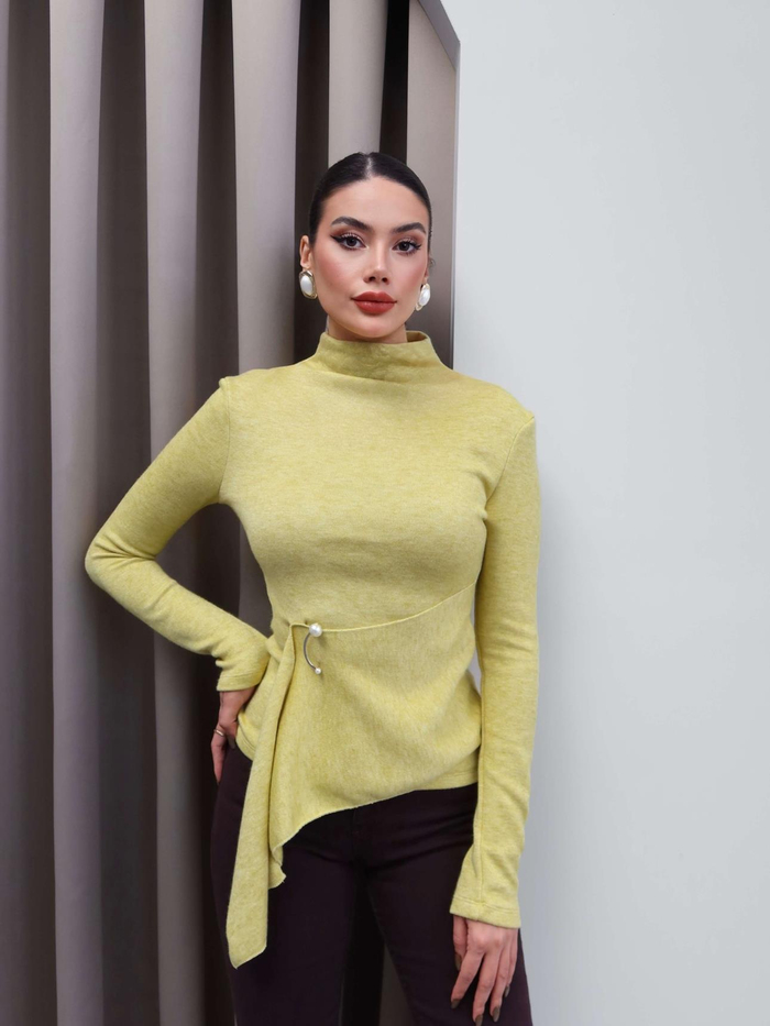 Dik Yaka Aksesuarlı Triko