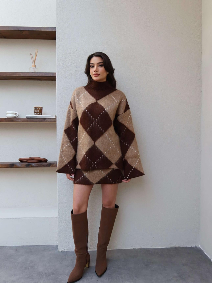 Dik Yaka Baklava Desen Etekli Takım