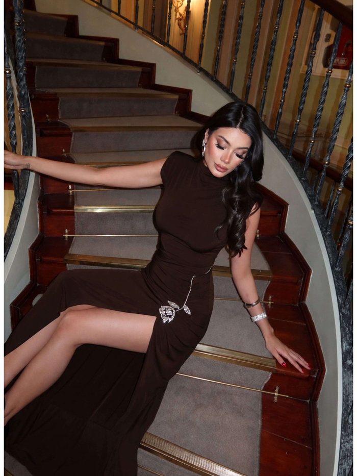 EH Collection Yırtmaçlı Taş Aksesuarlı Elbise