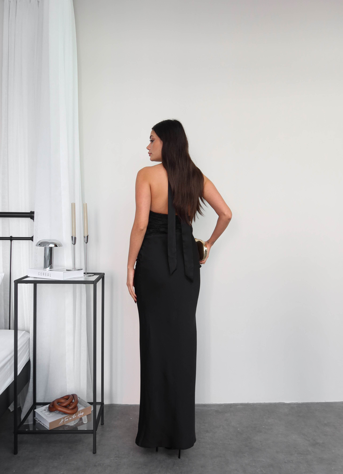 Halter Yaka Güpürlü Saten Elbise
