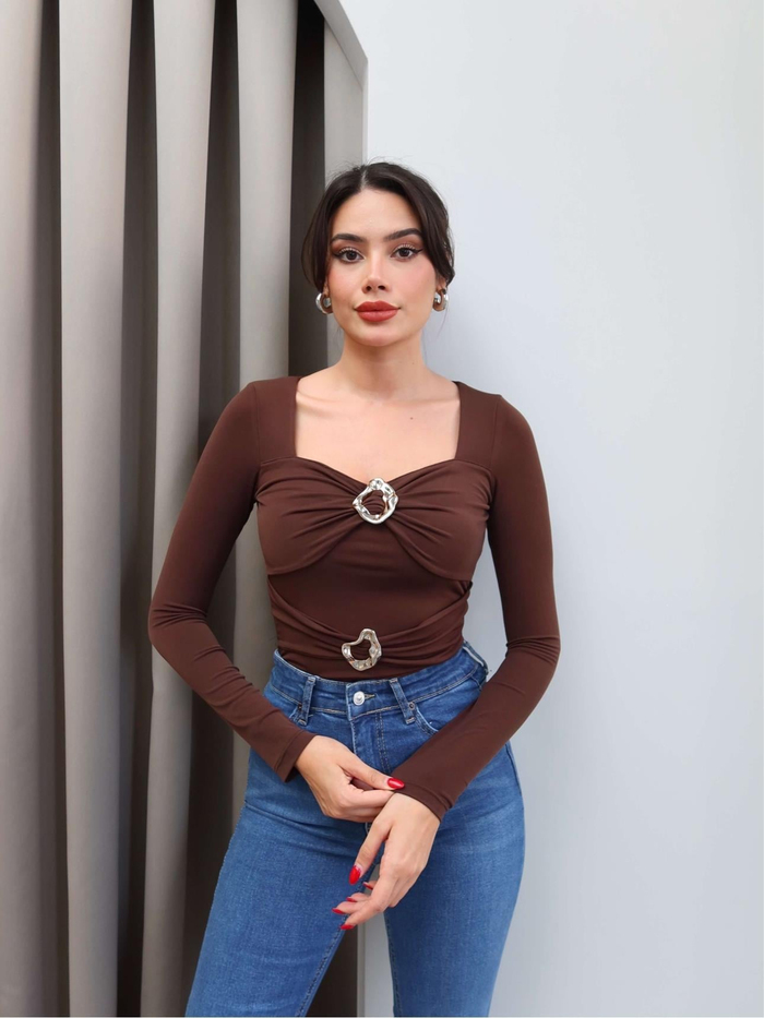 İki Tokalı Açık Yaka Bluz