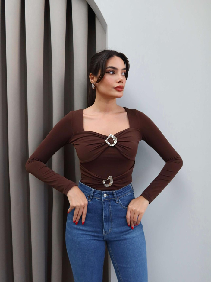 İki Tokalı Açık Yaka Bluz
