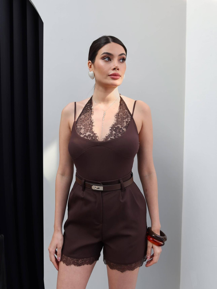 Kemerli Dantel Detay Şort