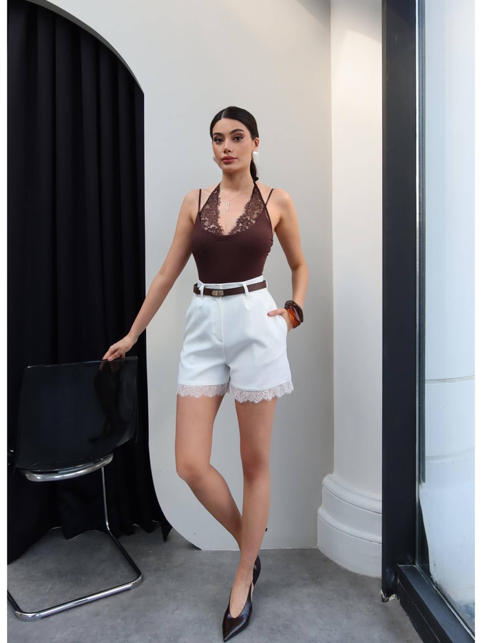 Kemerli Dantel Detay Şort