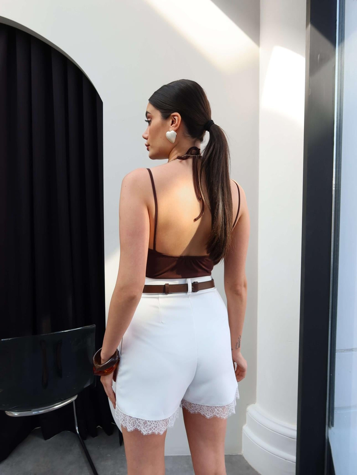 Kemerli Dantel Detay Şort