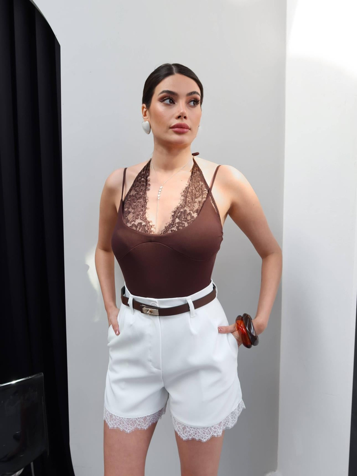 Kemerli Dantel Detay Şort