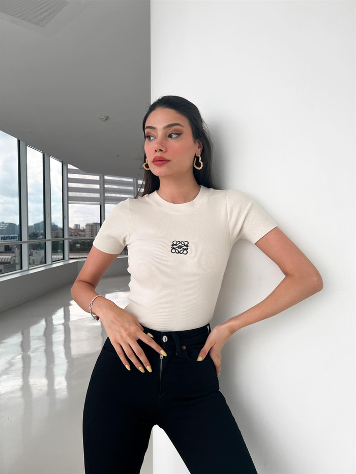 Krem Nakış Detay Body