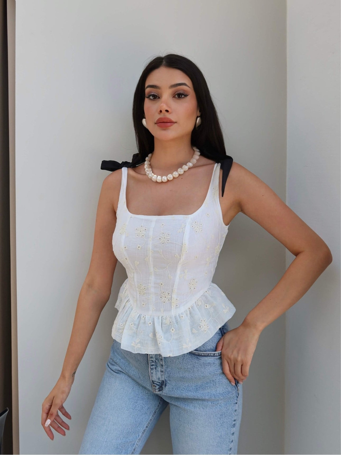 Nakış İşlemeli Bluz