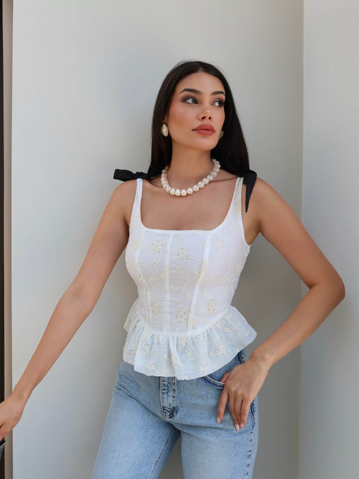 Nakış İşlemeli Bluz