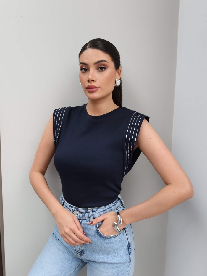 Omuz Taş Detaylı T-Shirt