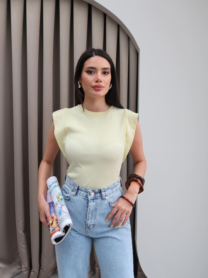 Omuz Taş Detaylı T-Shirt