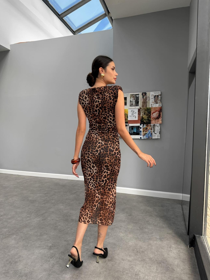 Omuz Vatkalı Leo Desen Drape Yırtmaçlı Elbise