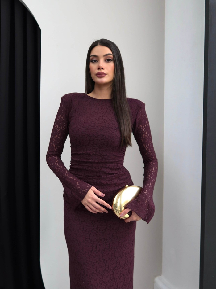 Omuz Vatkalı Uzun Dantel Elbise