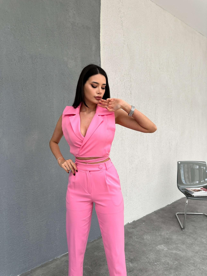 Pembe Bağlamalı Yeleklı Takım