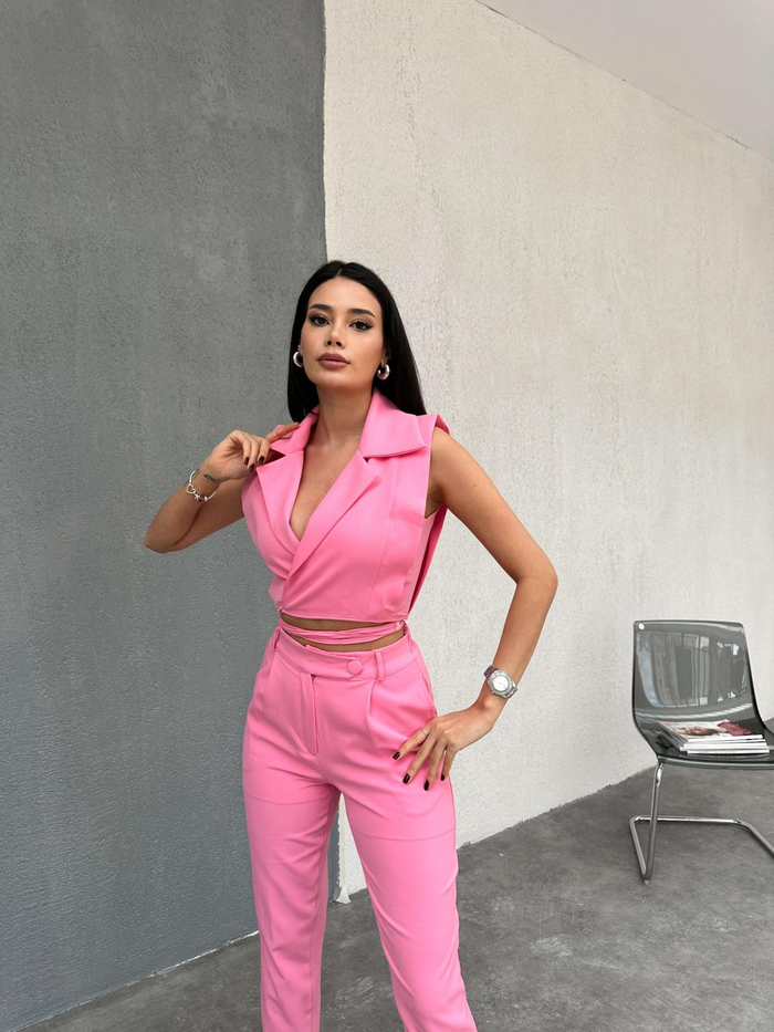Pembe Bağlamalı Yeleklı Takım