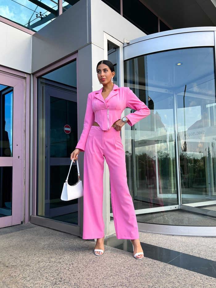 Pembe Korseli İkili Takım
