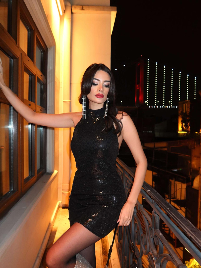 Pul Payetli Boyundan Bağlamalı Mini Elbise