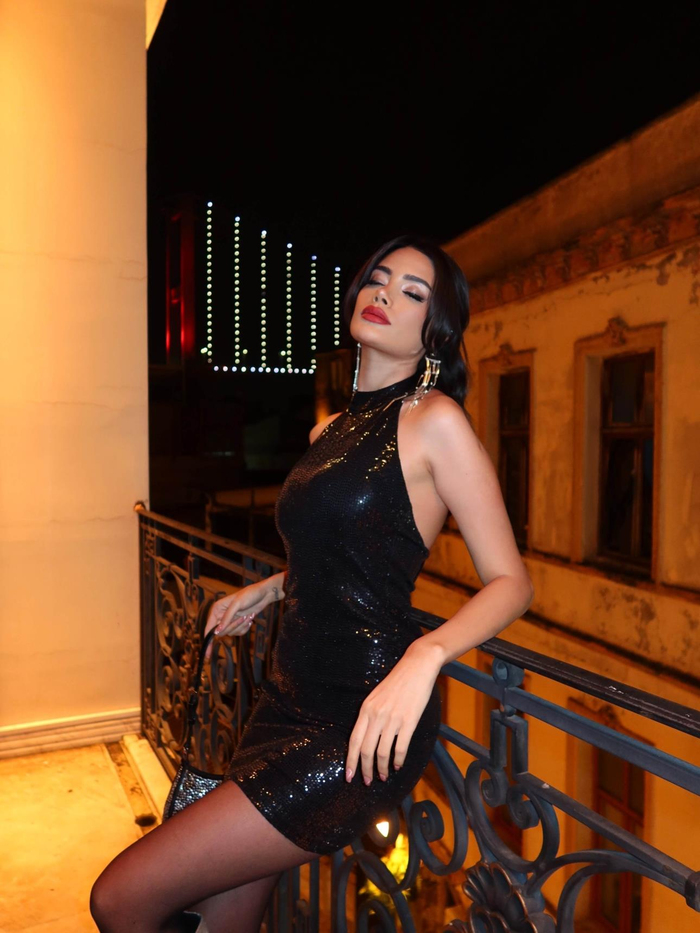 Pul Payetli Boyundan Bağlamalı Mini Elbise