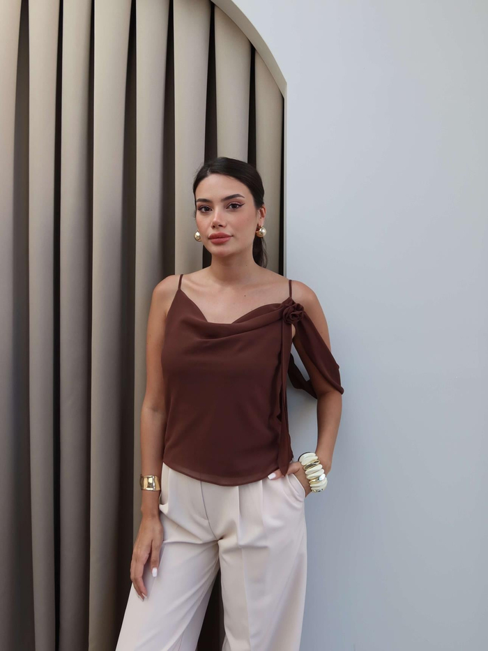 Romantik Çiçek Tokalı Askılı Bluz