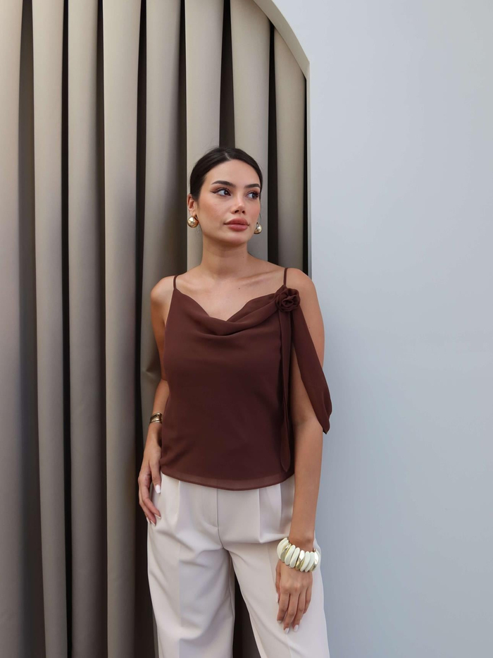Romantik Çiçek Tokalı Askılı Bluz