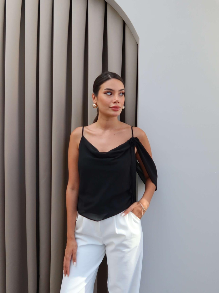 Romantik Çiçek Tokalı Askılı Bluz