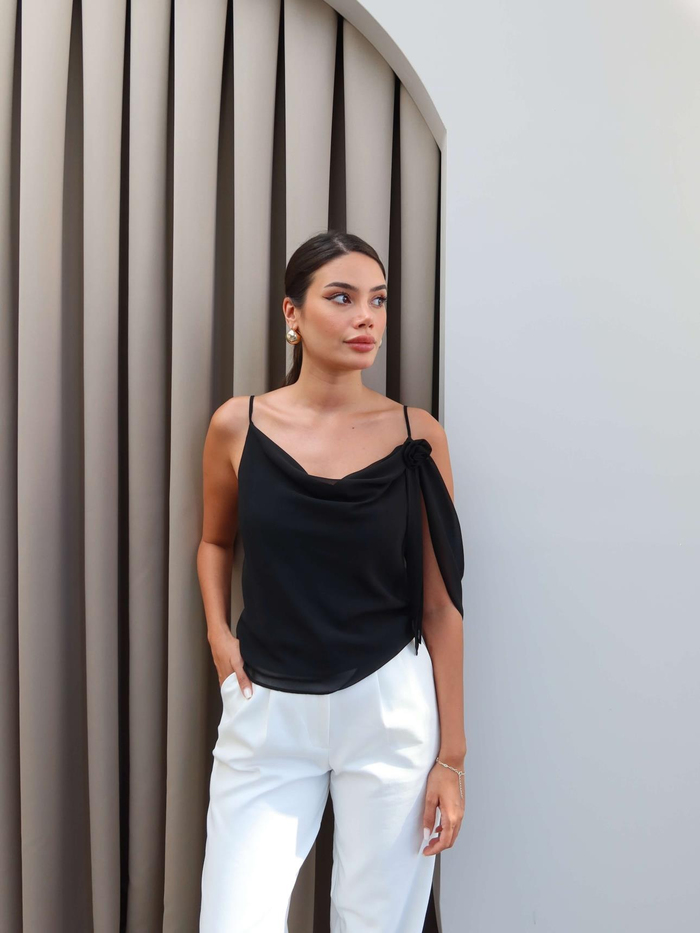 Romantik Çiçek Tokalı Askılı Bluz