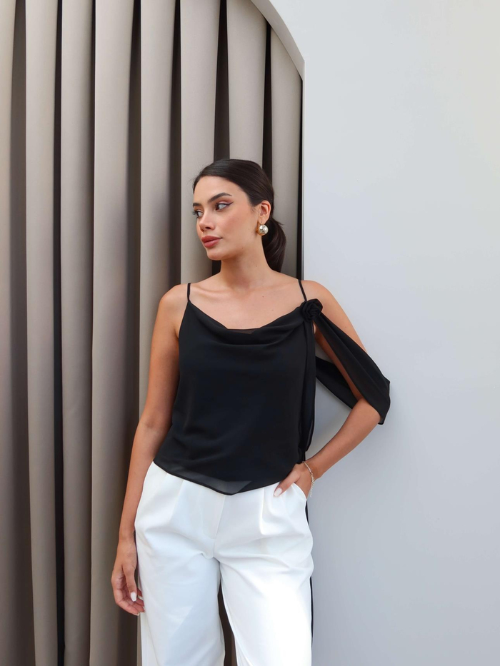 Romantik Çiçek Tokalı Askılı Bluz