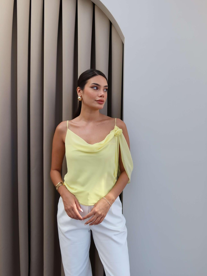 Romantik Çiçek Tokalı Askılı Bluz