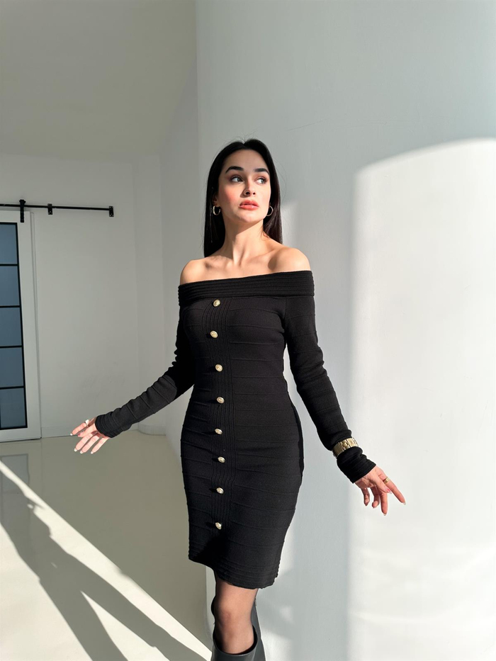 Siyah Düğmeli Dekolte Elbise