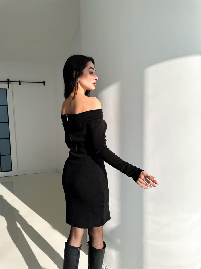 Siyah Düğmeli Dekolte Elbise