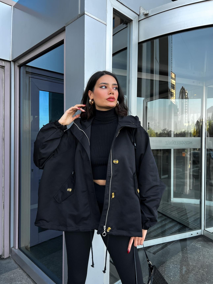 Siyah Düğmeli Kısa Parka
